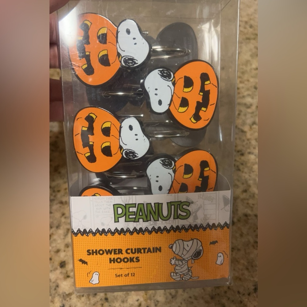 Peanuts Halloween shower hooks